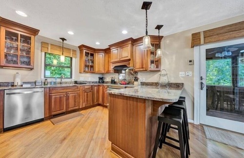 Huddleston House | 5 Bathrooms, 2 Flex Rooms, 3 Bathrooms! Sandy Beach, Pet Friendly, Hot Tub, Fire Pit & Wifi! Come V