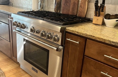 Wardour House | 5 BDRM across from the USNA Stadium