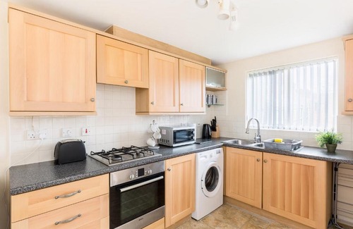 Wolverhampton Villa | 5 bed house with free parking in quiet location