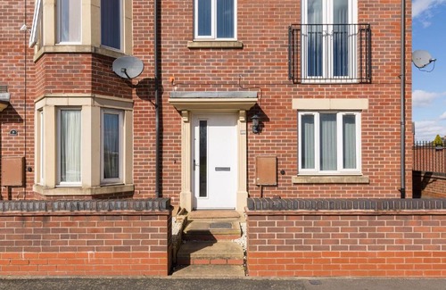 Wolverhampton Villa | 5 bed house with free parking in quiet location