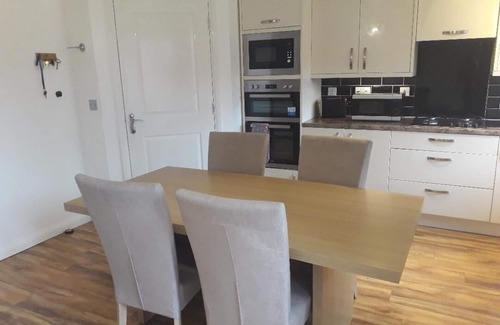 Wolverhampton House | 5 bed house with free secure parking in pleasant quiet location