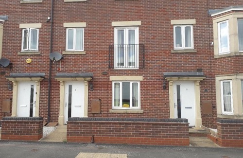 Wolverhampton House | 5 bed house with free secure parking in pleasant quiet location