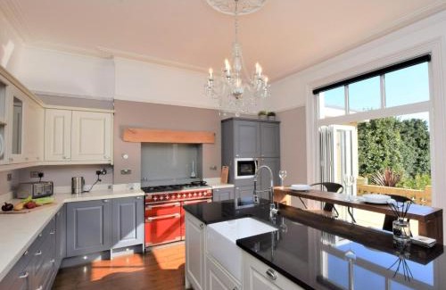 Sandown House | 5 Bed in Sandown 87008