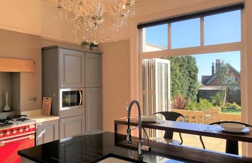 Sandown House | 5 Bed in Sandown 87008