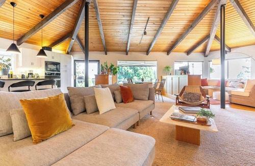 Dundee Villa | 5 Bed Private Villa in Wine Country w/Pool, Sauna, Hot Tub