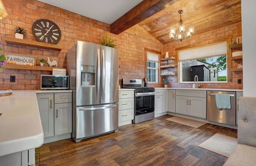 Conestoga House | 5 Bed Room with Hot tub, Fire pit & Pickle Ball Court