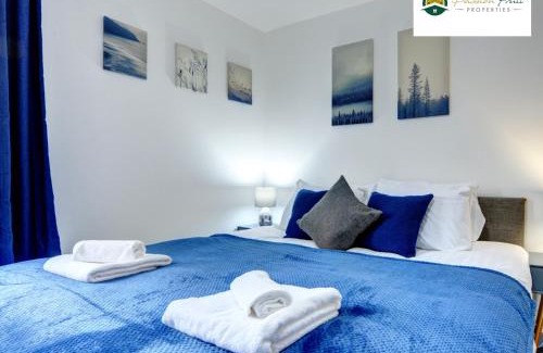 Coventry Apartment | 5 Bedroom - 5 Ensuite Bathrooms, Sleeps 10, Close to Coventry City Centre, with Free Wi-Fi, Spacious Kitchen, Free Parking and Garden - 56HRC