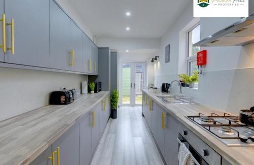 Coventry Apartment | 5 Bedroom - 5 Ensuite Bathrooms, Sleeps 10, Close to Coventry City Centre, with Free Wi-Fi, Spacious Kitchen, Free Parking and Garden - 56HRC