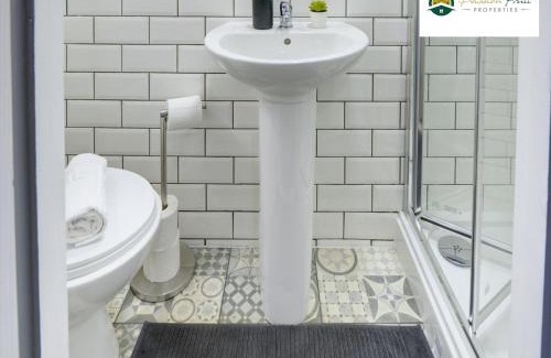 Coventry Apartment | 5 Bedroom - 5 Ensuite Bathrooms, Sleeps 10, Close to Coventry City Centre, with Free Wi-Fi, Spacious Kitchen, Free Parking and Garden - 56HRC