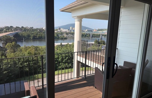 North Chattanooga House | 5 Bedroom Condo with STUNNING VIEWS of Downtown Chattanooga & the Tenn. River