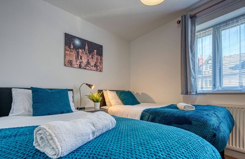 Yardley House | 5 Bedroom Contractor Guesthouse w. Parking & Wifi
