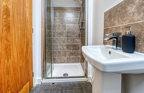 Yardley House | 5 Bedroom Contractor Guesthouse w. Parking & Wifi