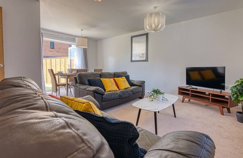 Yardley House | 5 Bedroom Contractor Guesthouse w. Parking & Wifi