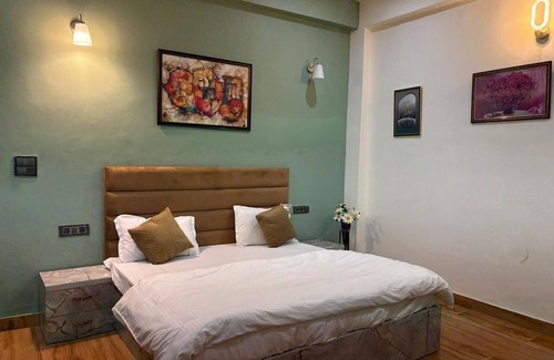 Gurugram Resort | 5-bedroom Farm Stay WiFi, AC, fitness room with Pool Party Luxury farmhouse