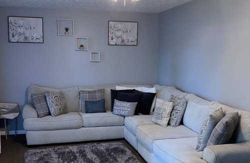 Riverdale House | 5 bedroom home 15 mins from Airport