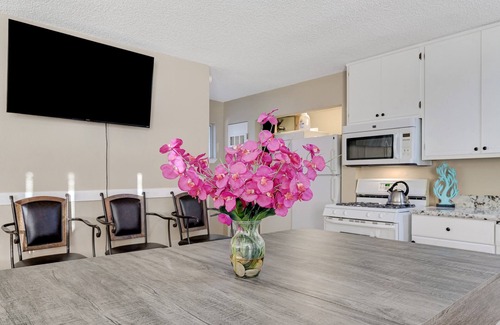 Chinatown House | 5 bedroom home by strip, pool, mini golf, karaoke