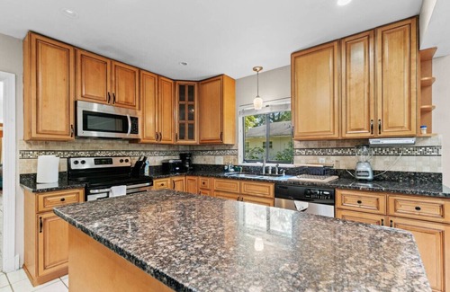 Gainesville House | 5 Bedroom House Walking Distance to UF/Swamp