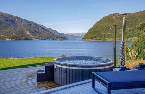 Vindafjord House | 5 bedroom lovely home in ølensvåg