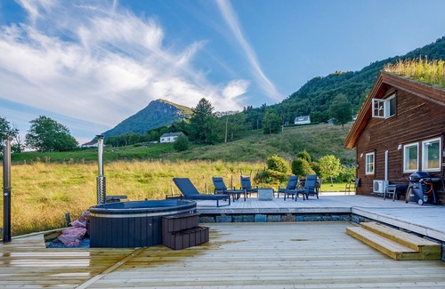 Vindafjord House | 5 bedroom lovely home in ølensvåg