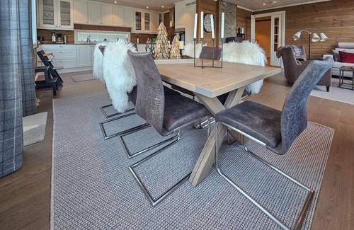 Vinje House | 5 bedroom nice home in Edland