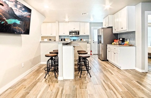 Central Oklahoma City House | 5-Bedroom Retreat- Hottub- Full Kitchen