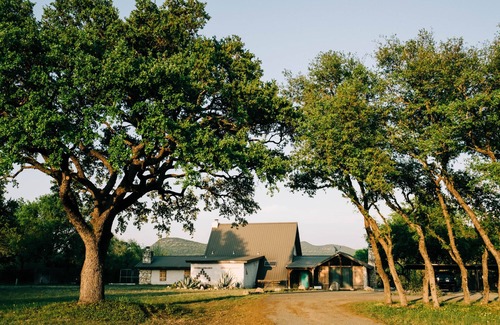 Concan House | 5-bedroom vacation home just steps from the Frio River