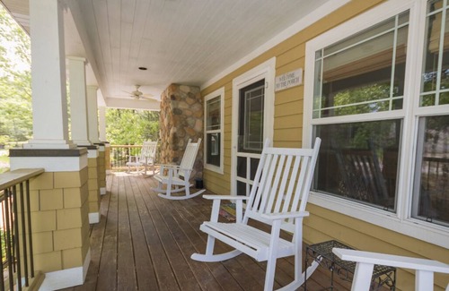 Silver Lake Cottage | 5 Bedrooms/2 baths Heated Pool,Private Beach Access & More