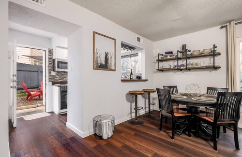 Zilker House | 5 bedrooms. 2 Blocks to Barton Springs Pool, Zilker Park, Music, Food Trailers
