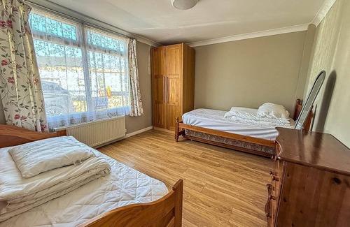Hunstanton Cabin | 5 berth dog friendly lodge in Hunstanton by the beach ref 13015RN