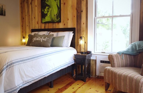 Snowflake Hotel | #5 Charming Room in Historic House, Sage Suite