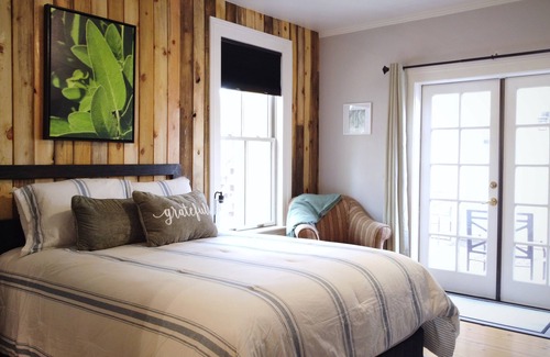 Snowflake Hotel | #5 Charming Room in Historic House, Sage Suite