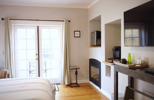 Snowflake Hotel | #5 Charming Room in Historic House, Sage Suite