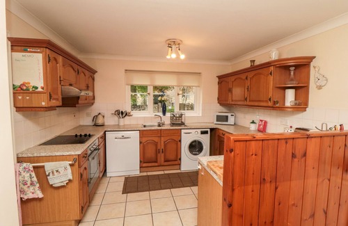 Lockton Cottage | 5 CHURCH VIEW, family friendly, with open fire in Thornton Dale