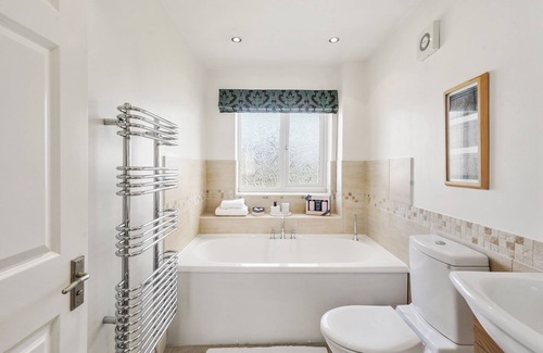 Haddenham House | 5 guests, 3 bed, 5 beds, 2.5 bathrooms, Close to A10