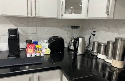 Malton House | 5 Km to Toronto Pearson Airport , Sleeps 4-6