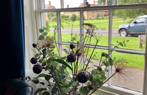 Willersey House | 5* LUXURIOUS & Spacious Cotswold Cottage. Garden,Pubs,Duck Pond. 5 Bed,3 Bath.