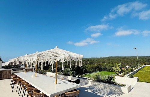 Colares Villa | 5* Luxury Villa, with infinity pool and tennis court, short walk to the beach.