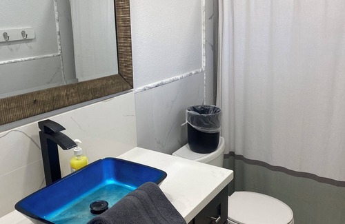 Midway City House | .5 mi-Little Saigon/6 mile to Disneyland