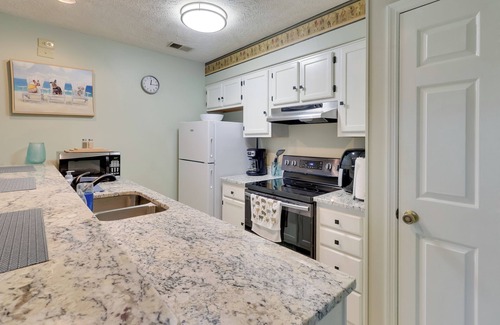 Little River Condo | 5 Mi to Cherry Grove Beach: Dog-Friendly Condo!