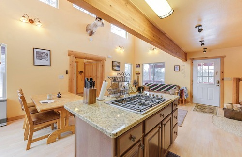 Cohoe House | 5 Mi to Kasilof River: Forest-View Retreat w/Deck
