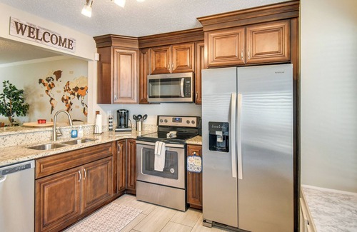 Norfolk - Virginia Beach House | 5 Mi to NAS Oceana: Townhome w/Fenced Yard!