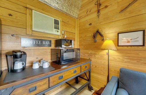 Sublime Cabin | 5 Mi to Splashway Waterpark: Cabin in Rock Island