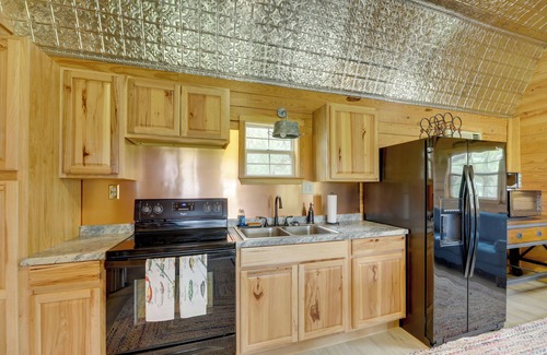 Sublime Cabin | 5 Mi to Splashway Waterpark: Cabin in Rock Island