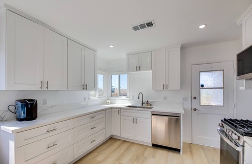 Palms Apartment | 5 Mi to Venice Beach: Chic Los Angeles Abode