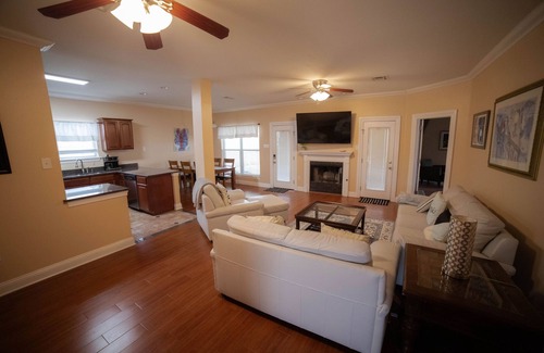 Arabi House | 5 miles to Bourbon St. ! Historic Neighborhood of Old Arabi. Family friendly!