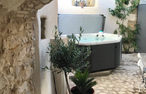 Saint-Maximin House | 5 min from Uzes Logement de charme with jacuzzi in its beautiful courtyard.
