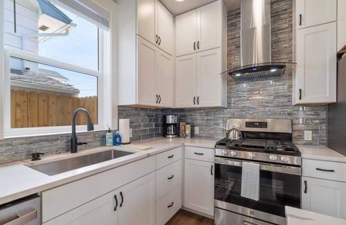 Boise House | 5 min to BSU + 8 min to Downtown | Brand New Build! Happy Decor! Quiet Patio w/Seating & BBQ