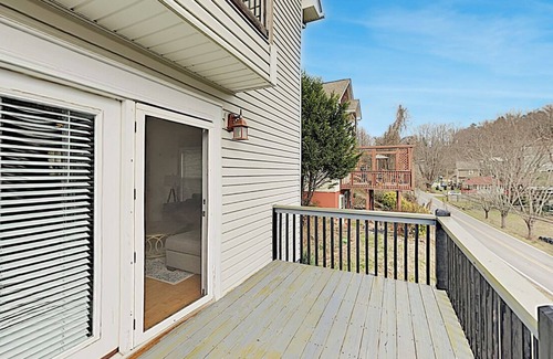 Woodfin House | 5 min to DT AVL ! Sparkling CLEAN, hip chic