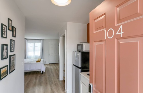 Lincoln Hotel | 5 min. to Lincoln's top attractions. King-size bed, kitchenette & outdoor space