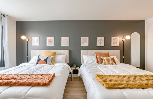 Lincoln Hotel | 5 min. to Lincoln's top attractions. 2 Queens, kitchenette & outdoor space.